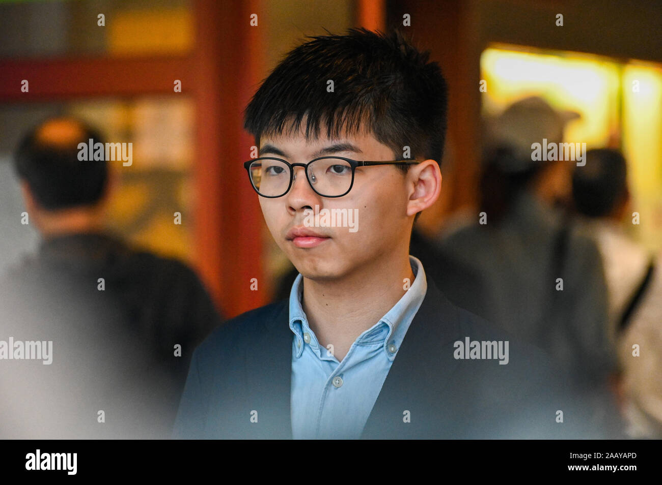 Pro-democrazia Johsua attivista Wong lasciato un seggio in casa sua quartiere di South orizzonti dopo la votazione a Hong Kong il consiglio del distretto elezioni di domenica, 24 novembre 2019. Wong aveva destinato a correre ma la sua candidatura è stata squalificata dalla elezione dei funzionari. Foto di Thomas Maresca/UPI Credito: UPI/Alamy Live News Foto Stock