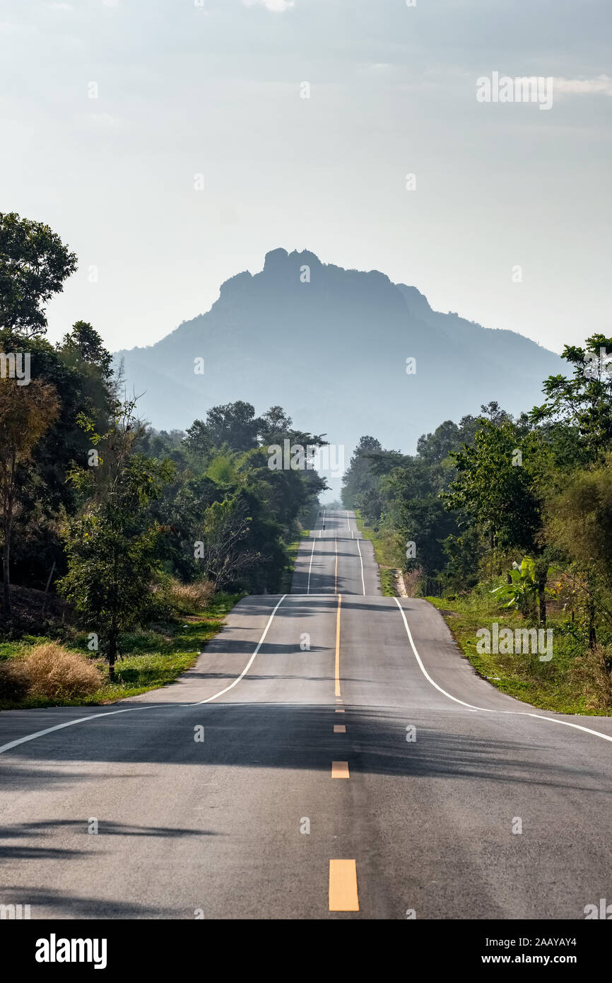 Svuotare strada asfaltata in Thailandia paesaggio Foto Stock