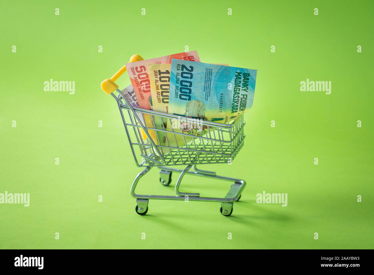 Miniatura carrello della spesa con il Madagascar denaro. Il concetto di shopping e la potenza dell'economia. Posto per il testo Foto Stock