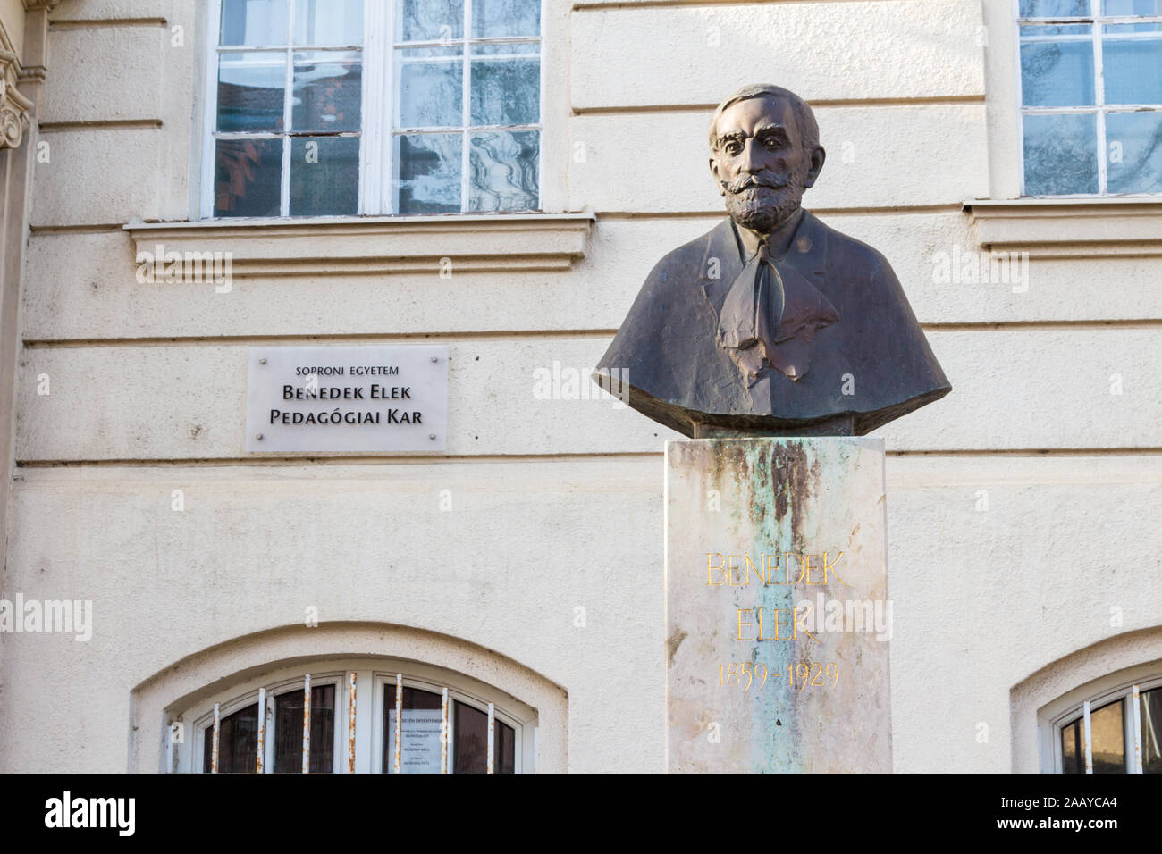 Busto in bronzo statua di Elek Benedek scrittore Ungherese di fronte all Università di Sopron Benedek Elek facoltà di pedagogia, Sopron, Ungheria Foto Stock