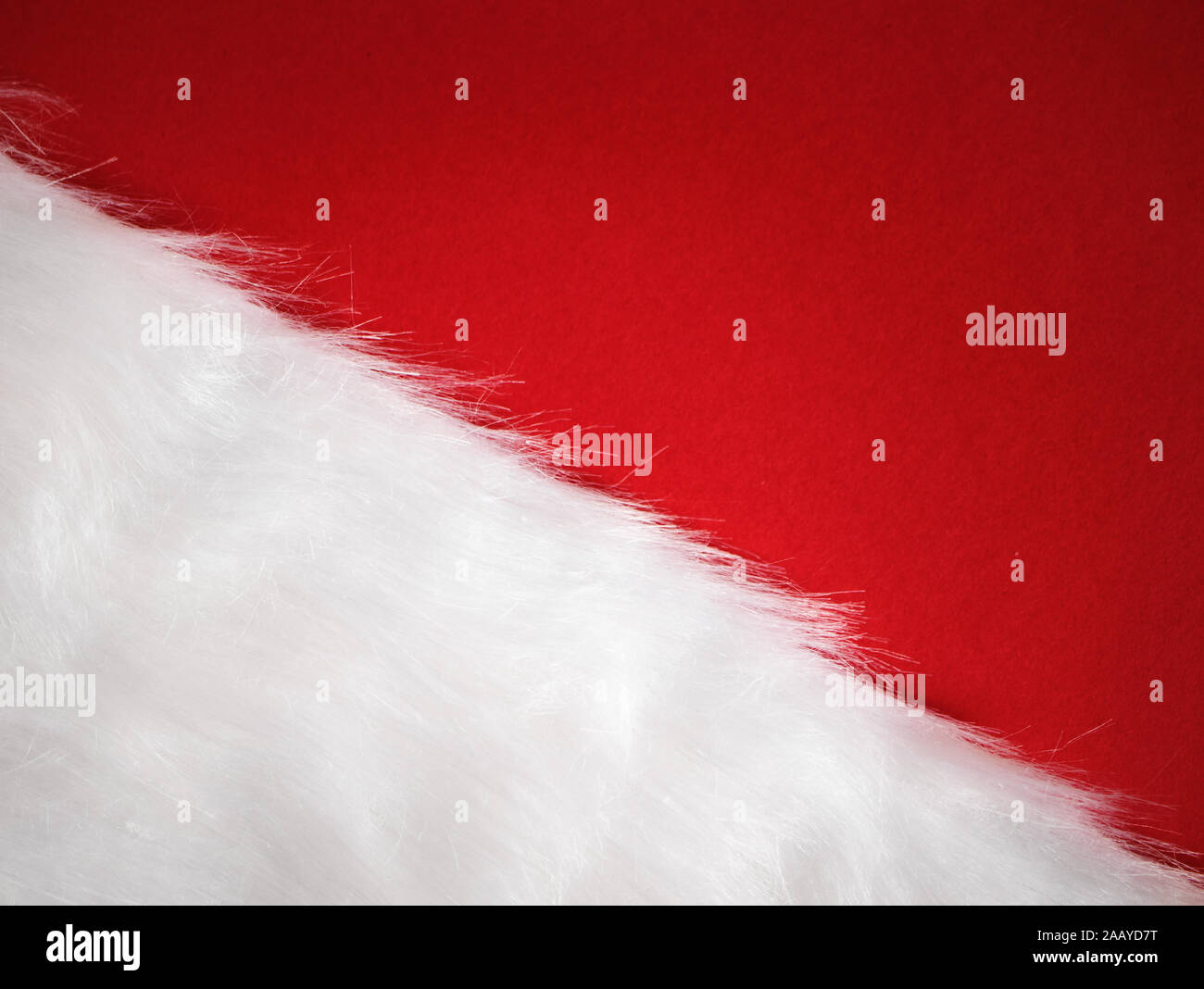 Rosso e Bianco Natale diagonale sfondo, in Santa con i colori con fodera in pelliccia sintetica e spazio di copia Foto Stock