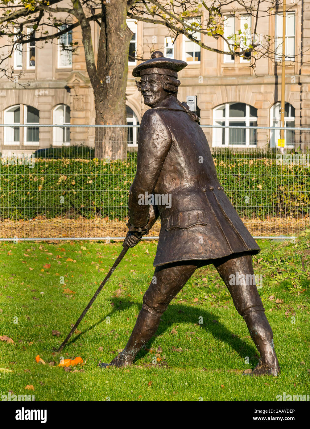 Statua dello storico John Rattray dello scultore scozzese David Annand chiusa da una recinzione Leith Links, Edimburgo, Scozia, Regno Unito Foto Stock