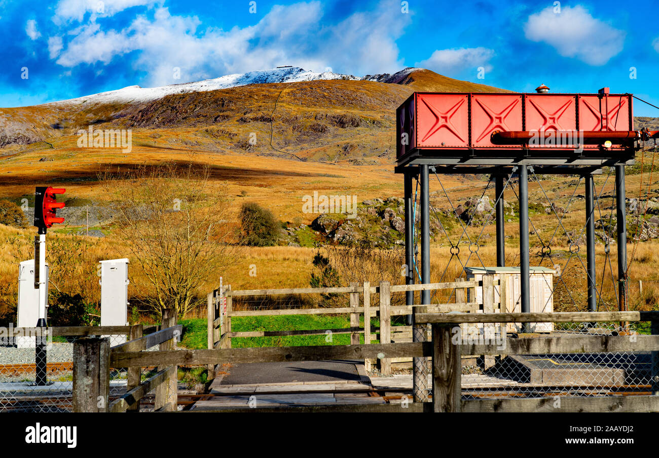 Mount Snowdon, visto dal Rhyd-Ddu, vicino Beddgelert, Gwynedd, il Galles del Nord. Immagine presa nel novembre 2019. Visto dal Welsh Highland Railway. Foto Stock