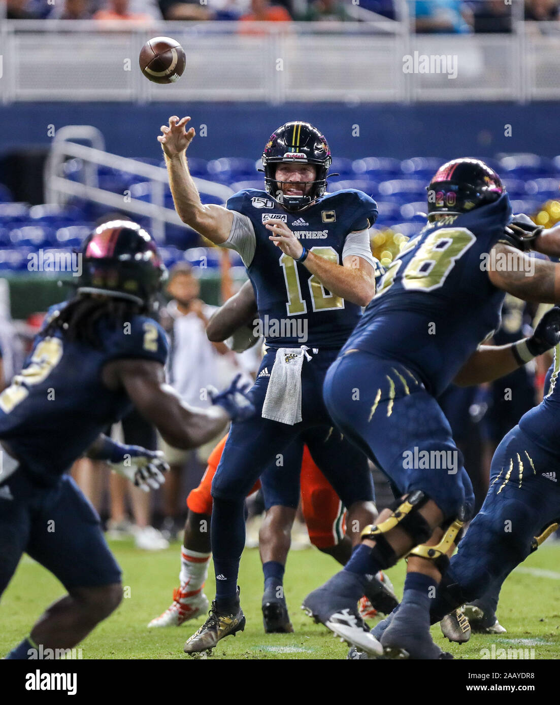 Miami, Florida, Stati Uniti d'America. 23 Nov, 2019. FIU pantere quarterback James Morgan (12) through un pass durante un NCAA Football gioco contro gli uragani di Miami al Marlins Park a Miami in Florida. FIU ha vinto 30-24. Mario Houben/CSM/Alamy Live News Foto Stock