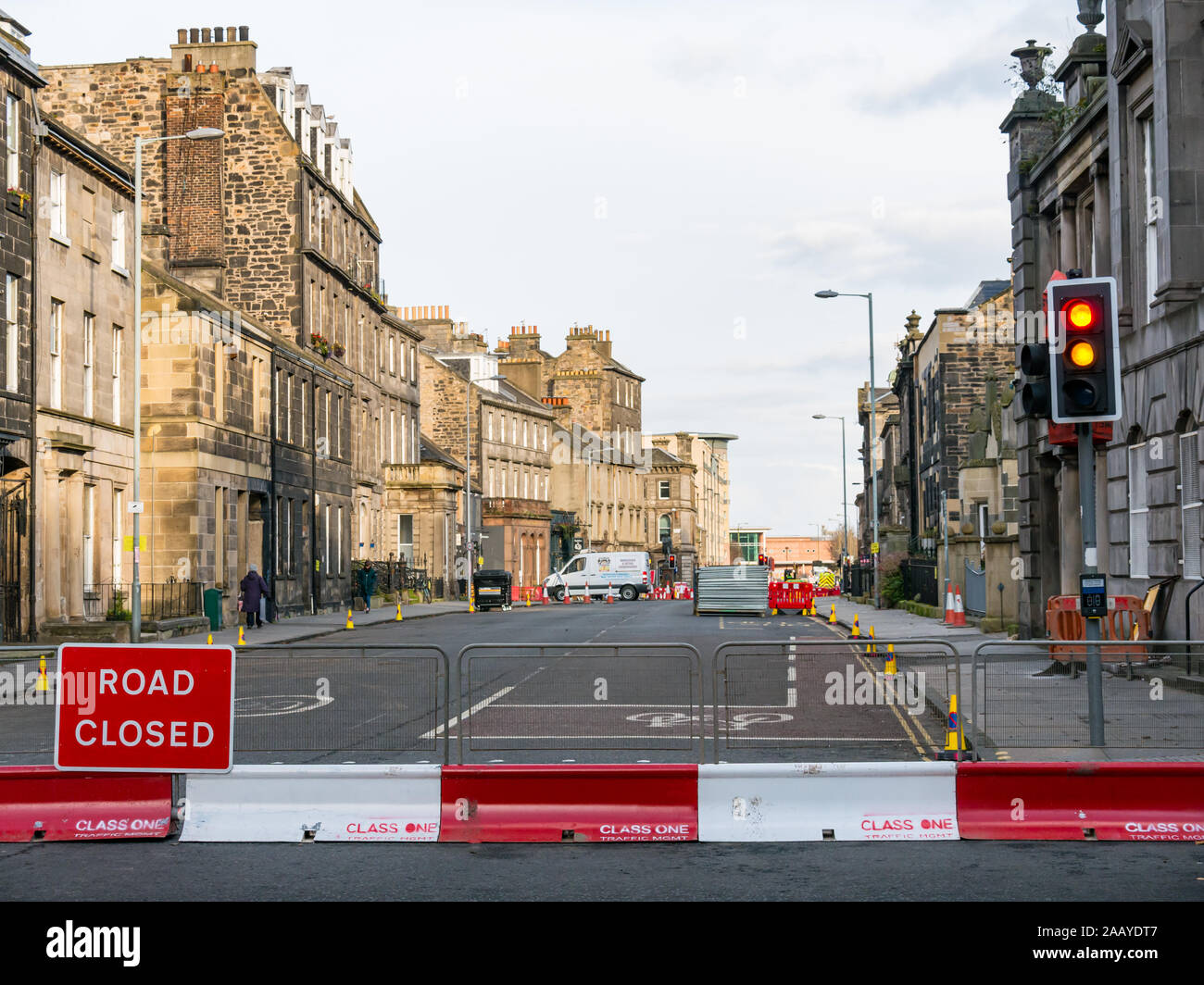 Chiuso barriera stradale a causa di lavori di costruzione per i tram per Newhaven estensione del progetto di Costituzione, Street, Leith, Edimburgo, Scozia, Regno Unito Foto Stock