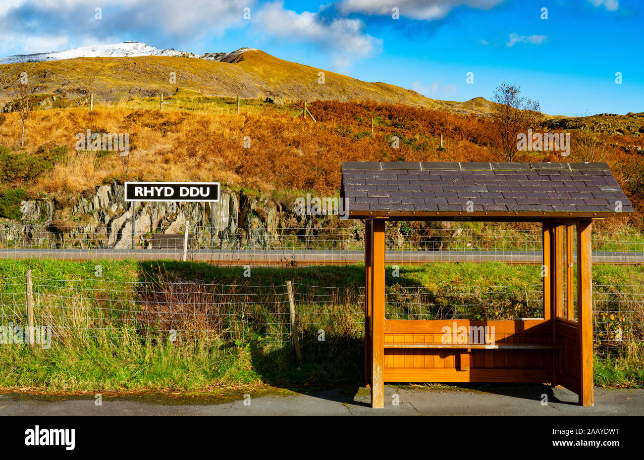 Mount Snowdon, visto dal Rhyd-Ddu, vicino Beddgelert, Gwynedd, il Galles del Nord. Immagine presa nel novembre 2019. Visto dal Welsh Highland Railway. Foto Stock