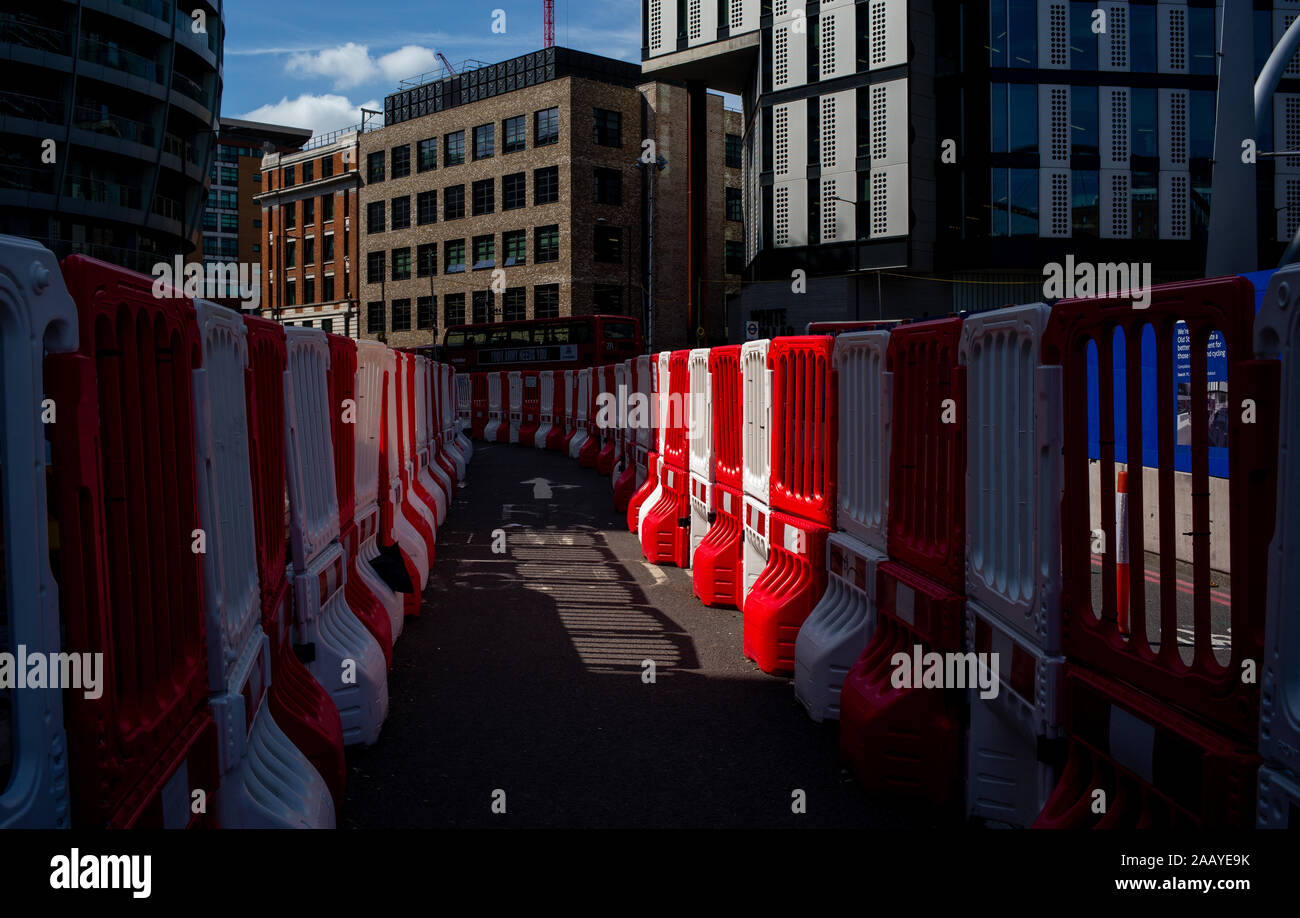 Un temporaneo barriera di sicurezza pedonale mettere sulla vecchia strada road roundabout Londra come parte dei miglioramenti di opere edilizie. Foto Stock