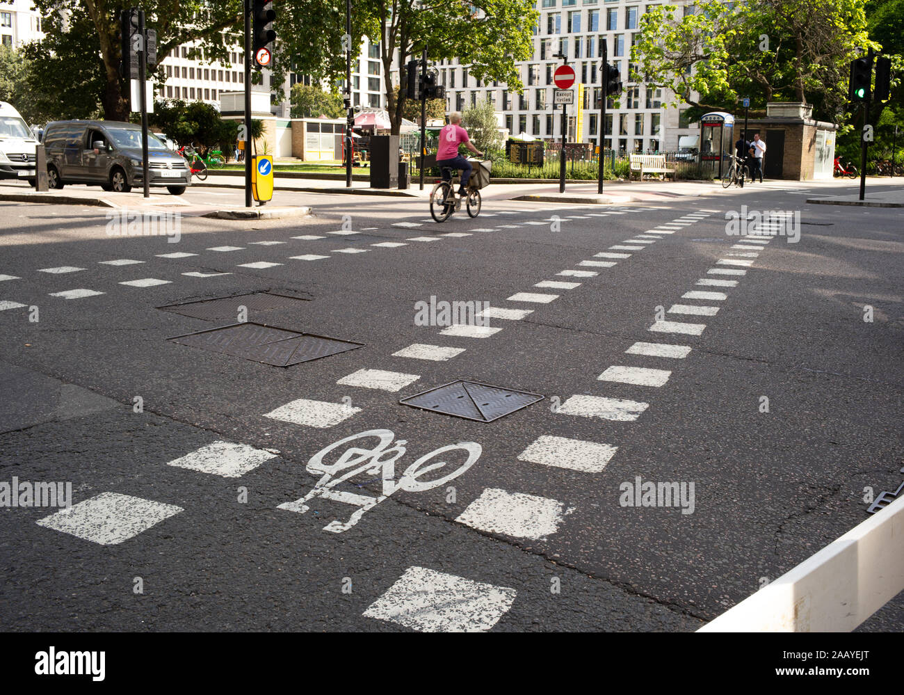 Un marcato fuori pista ciclabile che si incrociano in corrispondenza di Finsbury Square attraversando Chiswell Street e il City Road strada trafficata giunzione in Londra Inghilterra. Foto Stock
