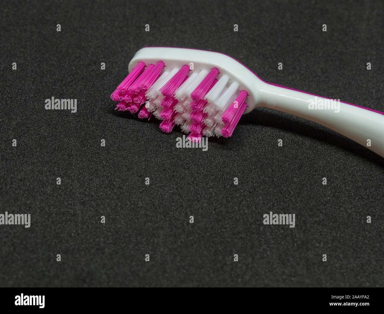 Due-tono di spazzolino da denti sullo sfondo Foto Stock