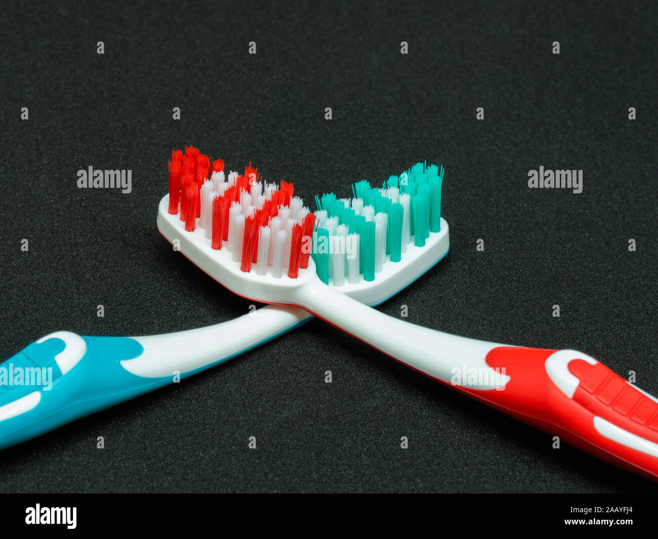 Due-tono di spazzolini da denti su sfondo scuro Foto Stock