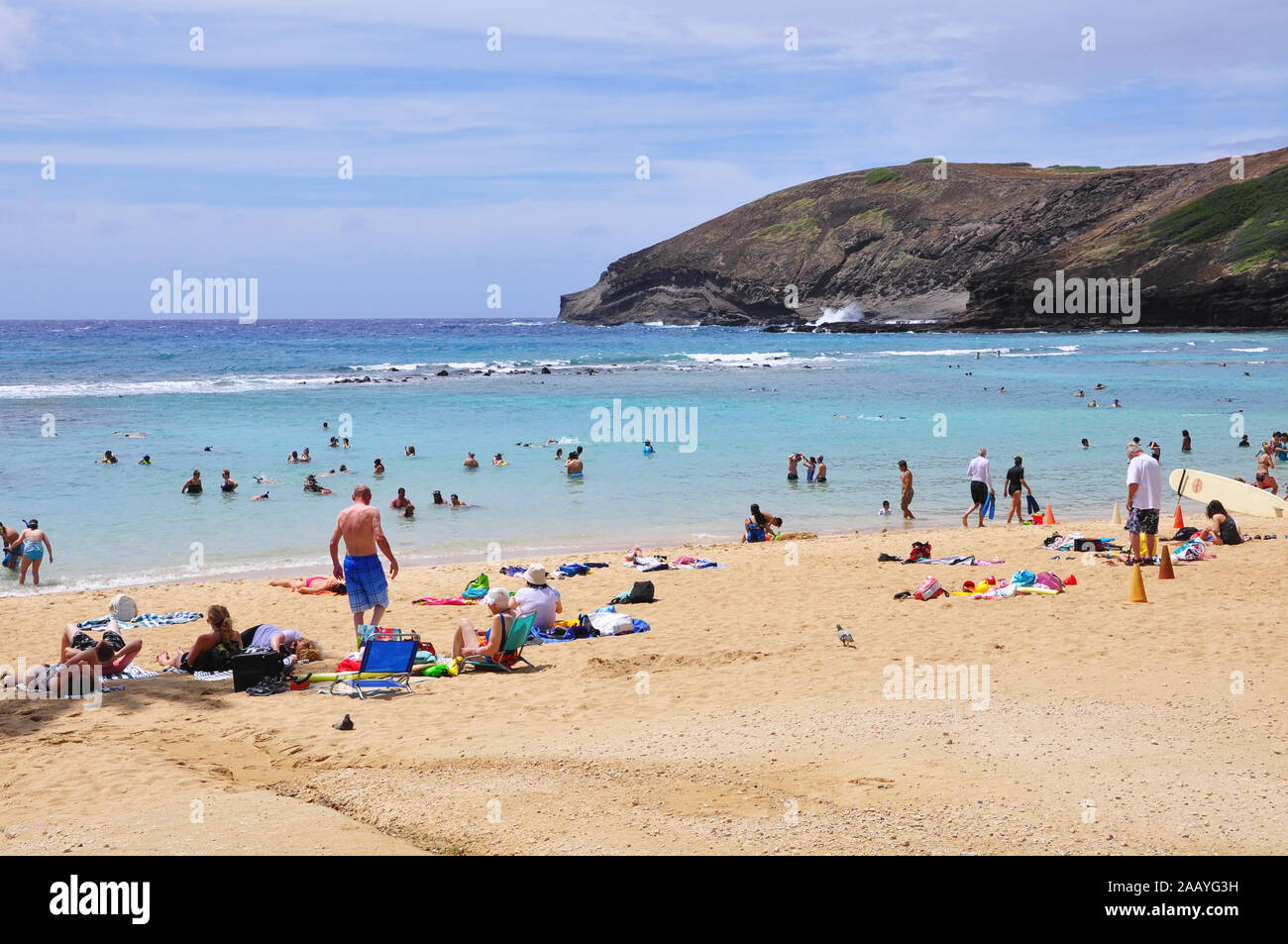 Hanauma Bay, Honolulu Oahu/Hawaii, 9 Giugno 2011: i turisti lo snorkeling e prendere il sole presso la barriera corallina di Hanauma Bay, un ex cratere vulcanico, ora Foto Stock