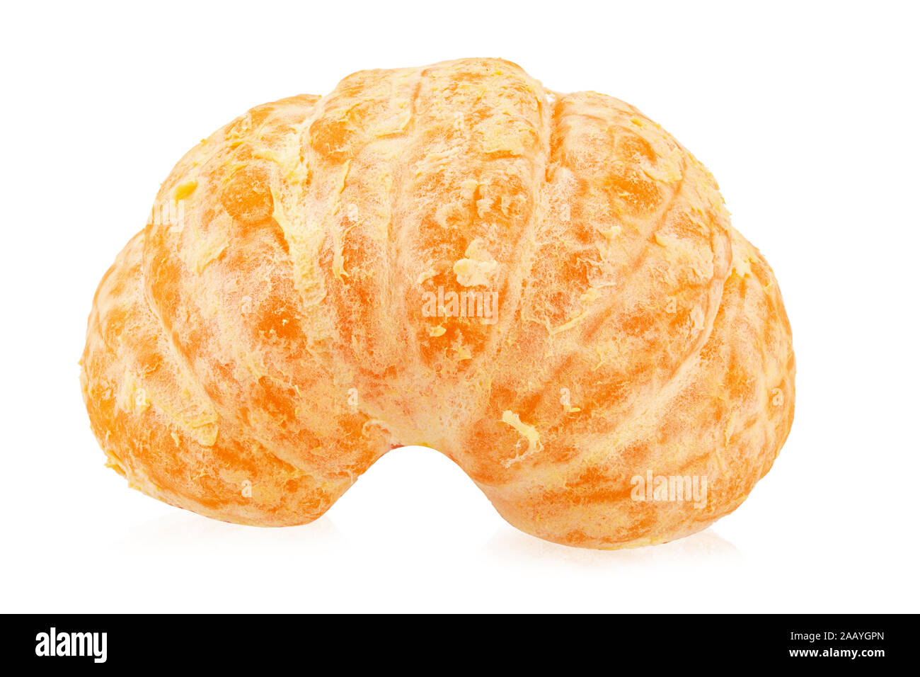 Mezza sbucciata mandarin isolato su uno sfondo bianco. Il file contiene il tracciato di ritaglio Foto Stock