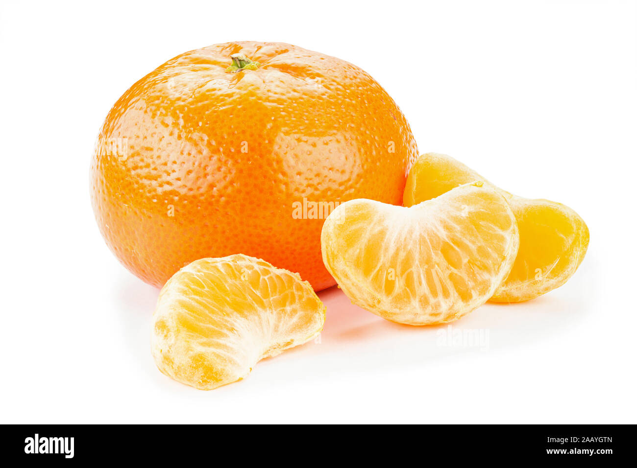 Tangerini nella buccia e pelati isolato su uno sfondo bianco. luogo per il testo Foto Stock