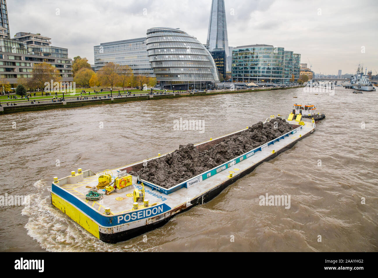 Tideway barcone sul Tamigi che trasportano i rifiuti dalla fogna progetto fuori di Londra, di fronte al Municipio di Londra, Inghilterra Foto Stock