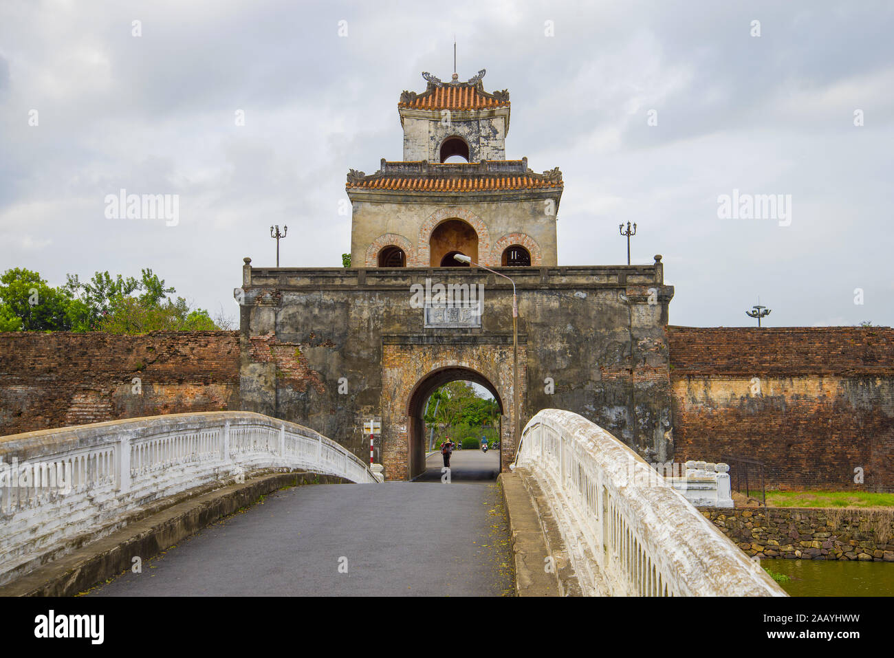 Antica porta della città vecchia closeup in un giorno nuvoloso. La cittadella di Hue Citadel, Vietnam Foto Stock