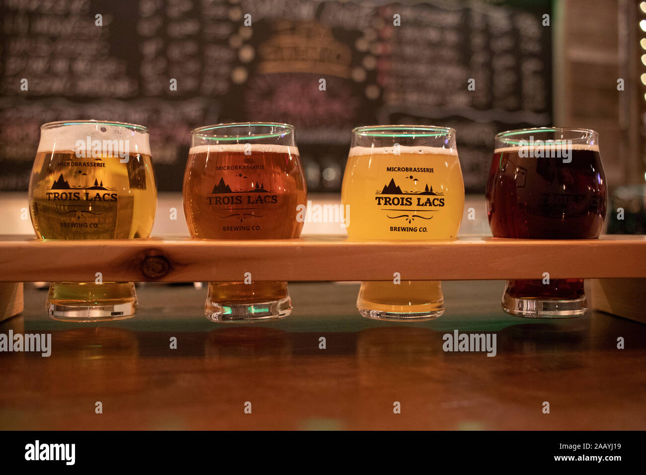 Volo di birra degustazione presso Microbrasserie Trois-Lacs Brewery, birre alla spina Vaudreuil-Dorion, Montérégie, Québec, Canada Foto Stock