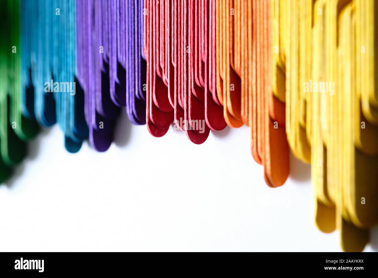 Isolato ghiaccioli Gelati bastoni con colore forma di ruota Foto Stock