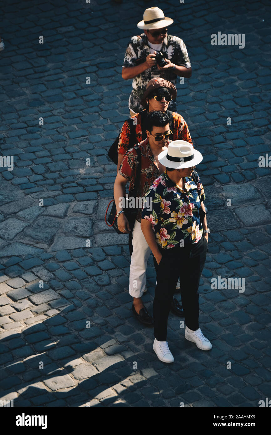Quattro turisti con cappelli in posa in fila per un Foto in Piazza del  Duomo Foto stock - Alamy