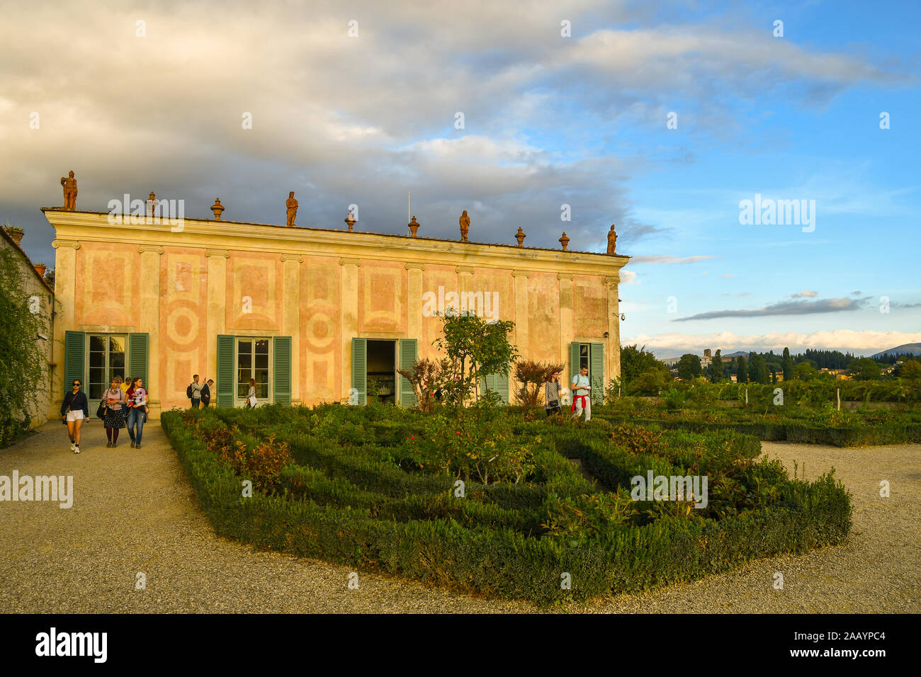 Esterno del Cavaliere Palace (Palazzina del cavaliere) nel Giardino di Boboli di Palazzo Pitti con i turisti, Firenze, Toscana, Italia Foto Stock