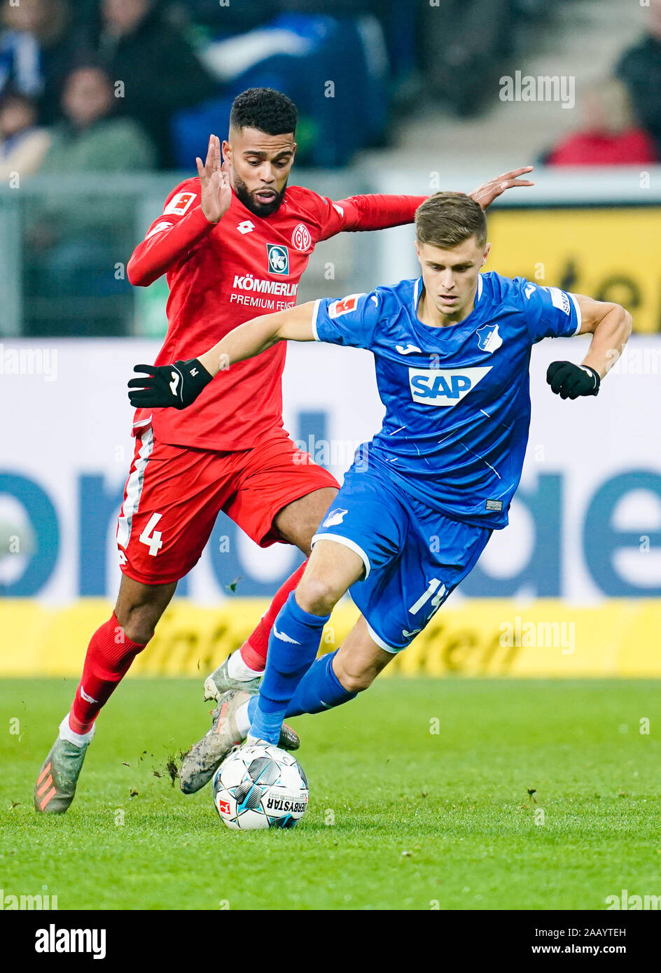 Sinsheim (Germania). 24 Novembre, 2019. Calcio: Bundesliga, TSG 1899 Hoffenheim - FSV Mainz 05, XII GIORNATA nel PreZero Arena. Geremia San Juste (l) da Mainz e Christoph Baumgartner da Hoffenheim lotta per la palla. Credito: Uwe Anspach/dpa - NOTA IMPORTANTE: In conformità con i requisiti del DFL Deutsche Fußball Liga o la DFB Deutscher Fußball-Bund, è vietato utilizzare o hanno utilizzato fotografie scattate allo stadio e/o la partita in forma di sequenza di immagini e/o video-come sequenze di foto./dpa/Alamy Live News Foto Stock