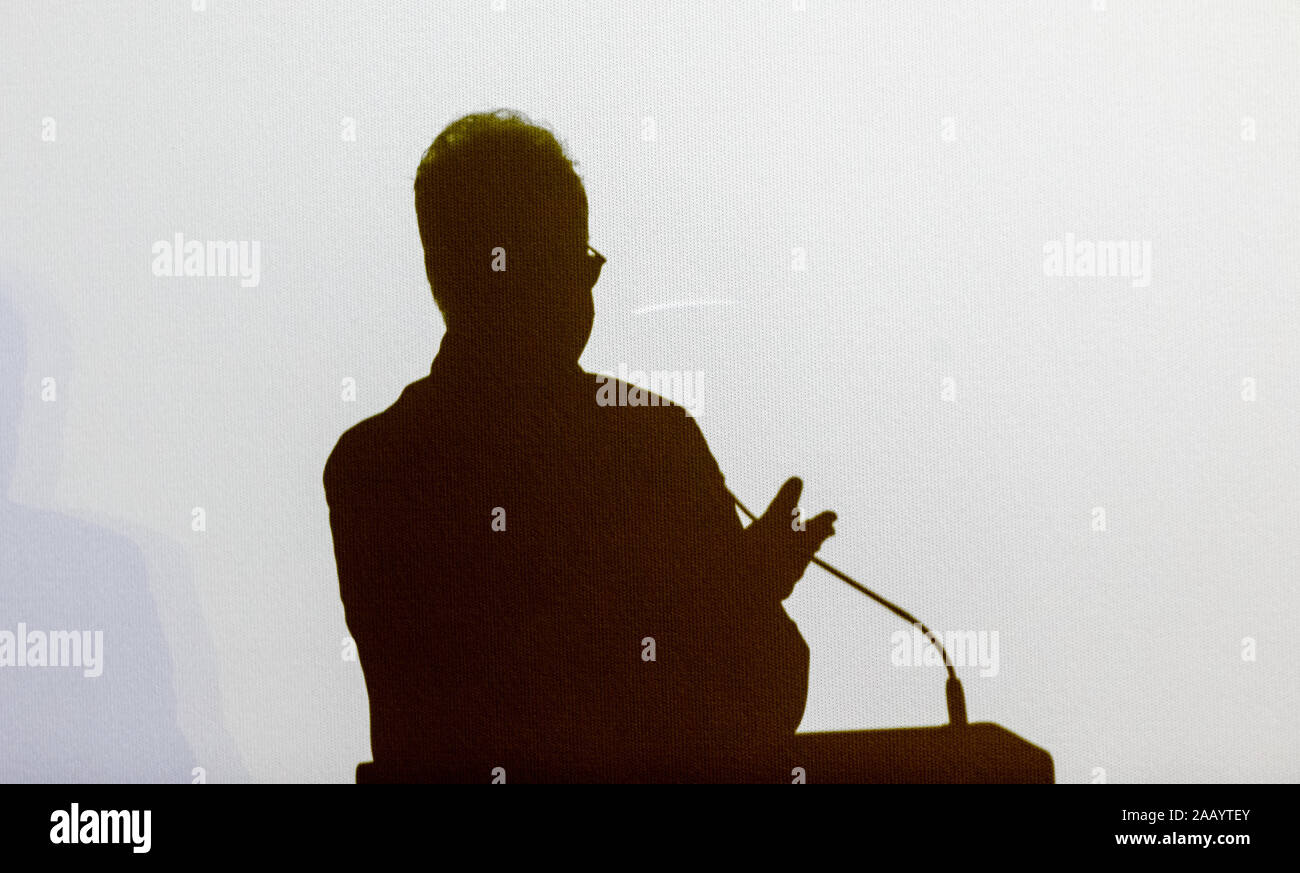 Amburgo, Germania. 29Sep, 2019. La Schatten Albert Wiederspiels, direttore del festival del Filmfest Hamburg, può essere visto su uno schermo durante la presentazione del Douglas Sirk Premio 2019 per l'attrice Hoss. Credito: Markus Scholz/dpa/Alamy Live News Foto Stock