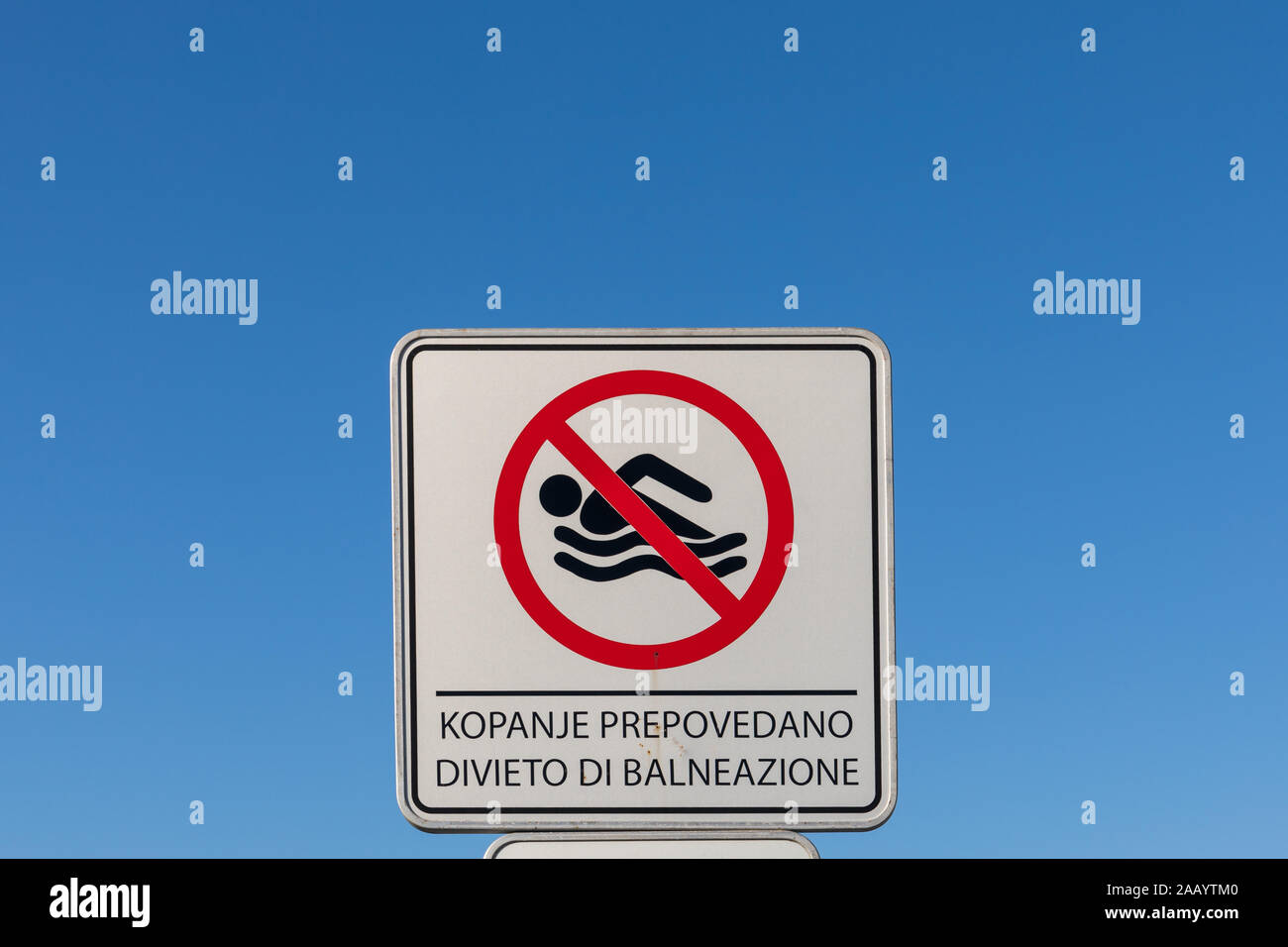 Nessun segno di nuoto con attenzione in lingua slovena e la lingua italiana Foto Stock
