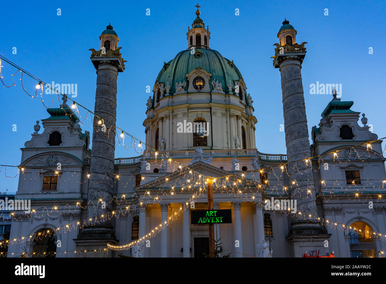 Arte Natale mercatino di natale a Vienna al Karsplatz con la cattedrale e la ghirlanda luminosa Foto Stock