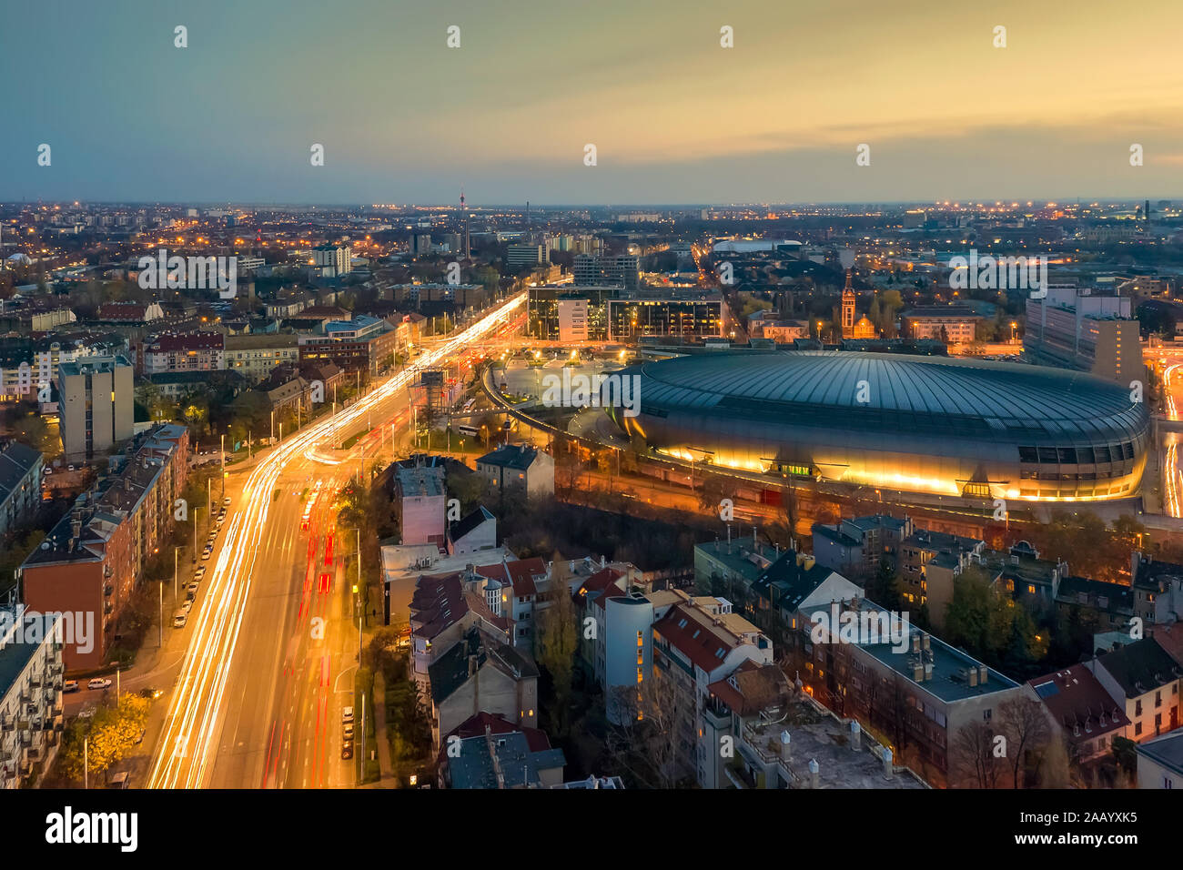 Notte di Budapest cityscape con semaforo un Papp Laszlo sportarena. Un tramonto meraviglioso colori nella skyline Foto Stock