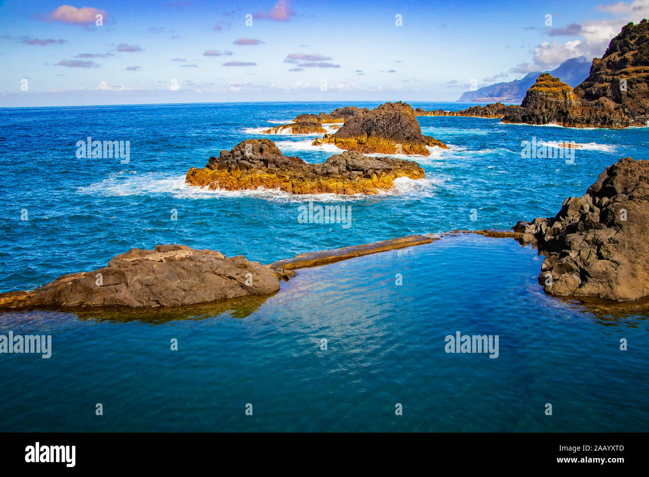 Nuoto piscine naturali di lava vulcanica di Seixal, isola di Madeira, Portogallo, Europa. Vi è una splendida vista sulle scogliere sul mare e le onde dell oceano Atlantico Foto Stock