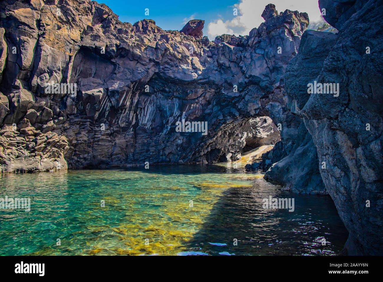 Nuoto piscine naturali di lava vulcanica di Seixal, isola di Madeira, Portogallo, Europa. Vi è una splendida vista sulle scogliere sul mare e le onde dell oceano Atlantico Foto Stock