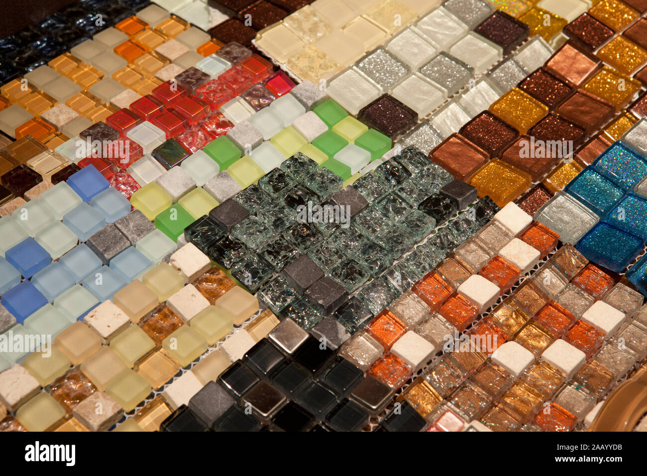 Tessere mosaico texture di diversi colori e tonalità bagno per il pavimento  della cucina e le pareti sono usati per riparare i locali, struttura di  arredamento di design Foto stock - Alamy