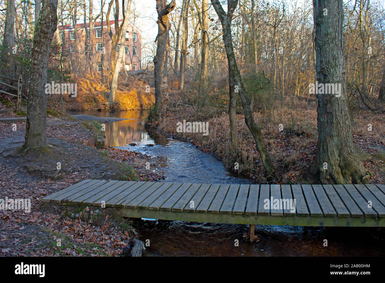Piccola passerella in legno che attraversa un babbling in Allaire State Park, Wall Township, New Jersey, STATI UNITI D'AMERICA Foto Stock