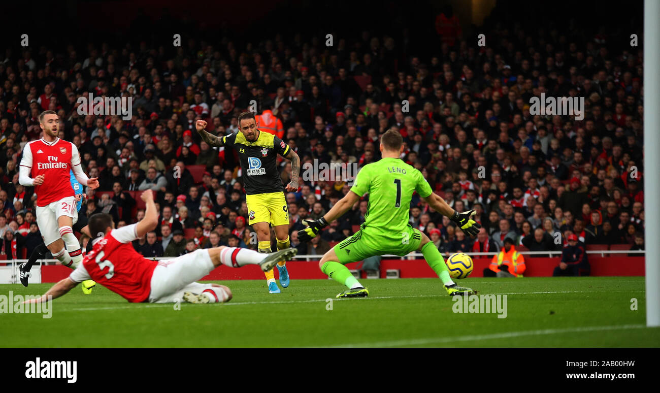 Londra, Regno Unito, 23 novembre. Southampton il centrocampista Pierre-Emile punteggi Hojbjerg un obiettivo durante la Premier League inglese tra Arsenal e così Foto Stock