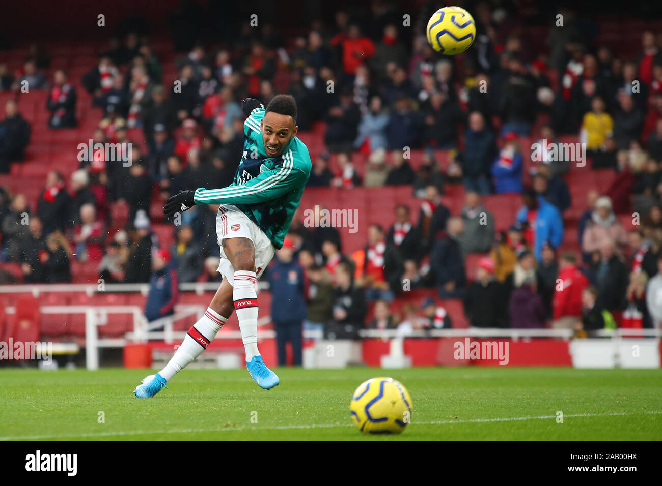 Londra, Regno Unito, 23 novembre. Arsenale di avanti Pierre-Emerick Aubameyang si riscalda durante la Premier League inglese tra Arsenal e Southampto Foto Stock