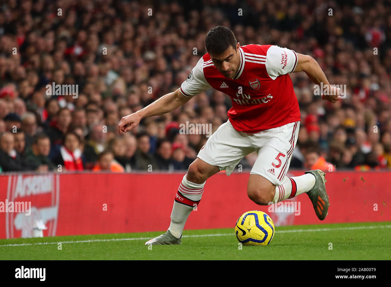 Londra, Regno Unito, 23 novembre. Arsenal il difensore Sokratis Papastathopoulos durante la Premier League inglese tra Arsenal e Southampton a Emi Foto Stock