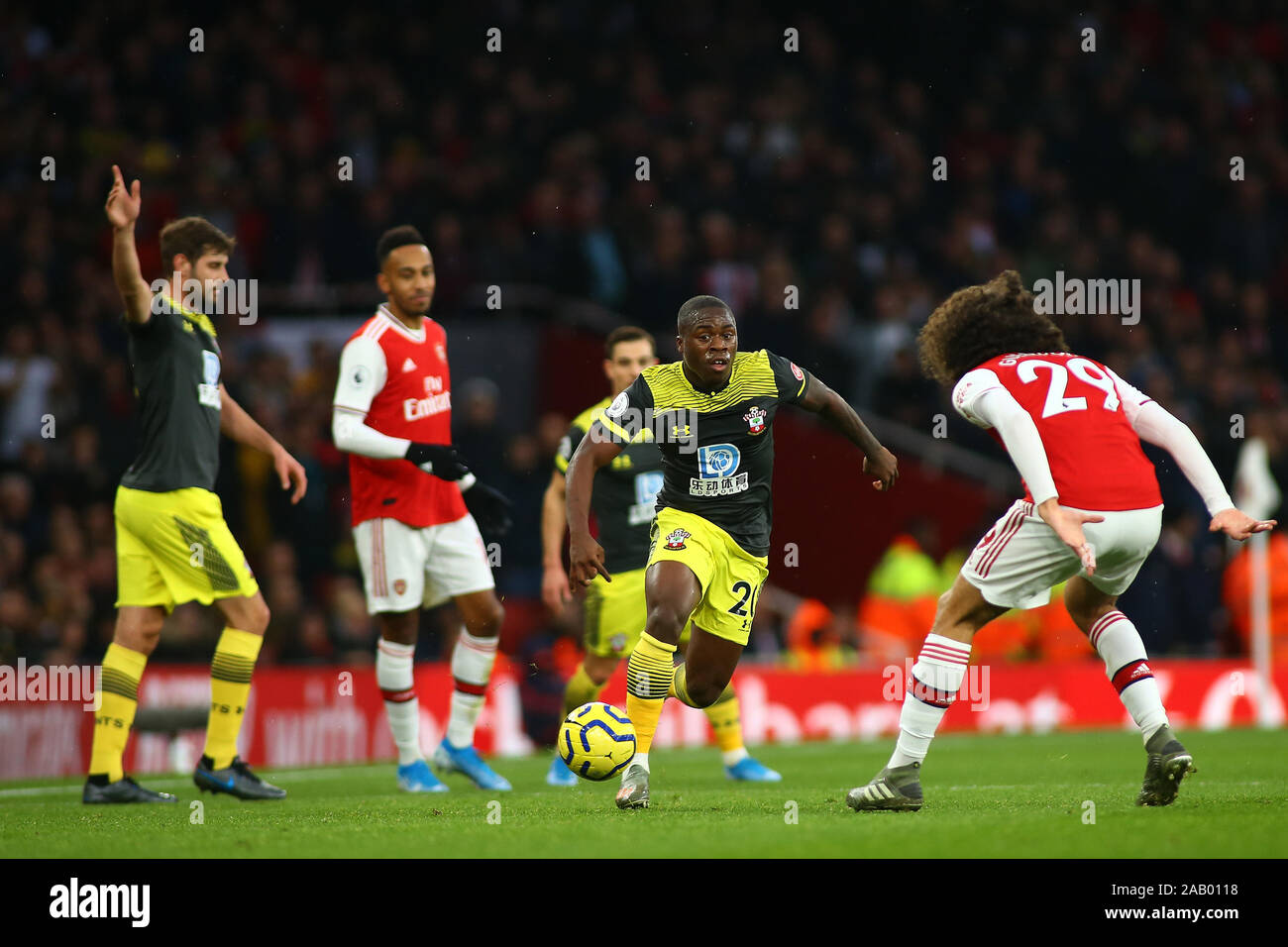 Londra, Regno Unito, novembre 23.Southampton di avanti Michael Obafemi viene eseguito in corrispondenza dell'Arsenal centrocampista Matteo Guendouzi durante la Premier League inglese Foto Stock