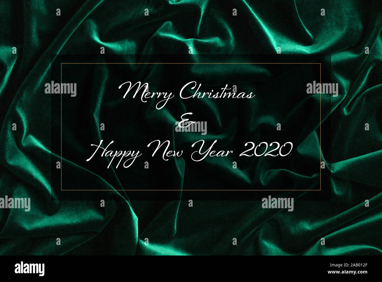 Elegante carta natale. Su un velluto verde sfondo, un bianco iscrizione Buon Natale e un felice anno nuovo 2020. I messaggi di saluto in una cornice dorata. Foto Stock