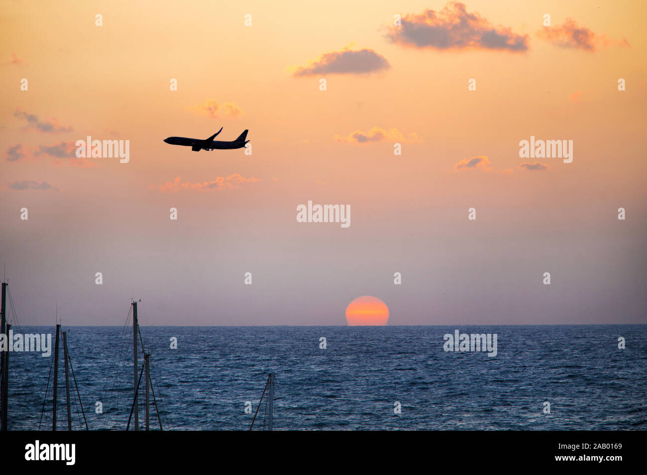 Volo internazionale di Tel Aviv - presto Anno nuovo clima più caldo in Israele e il surf al mare Mediterraneo . Rosa tramonto. Foto Stock