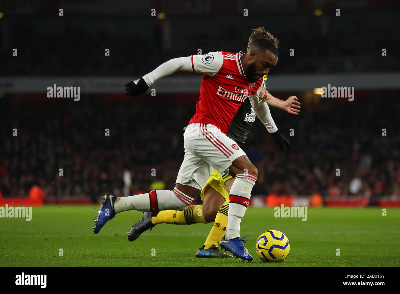 Londra, Regno Unito, 23 novembre. Arsenale di avanti Alexandre Lacazette durante la Premier League inglese tra Arsenal e Southampton all'Emirates Foto Stock