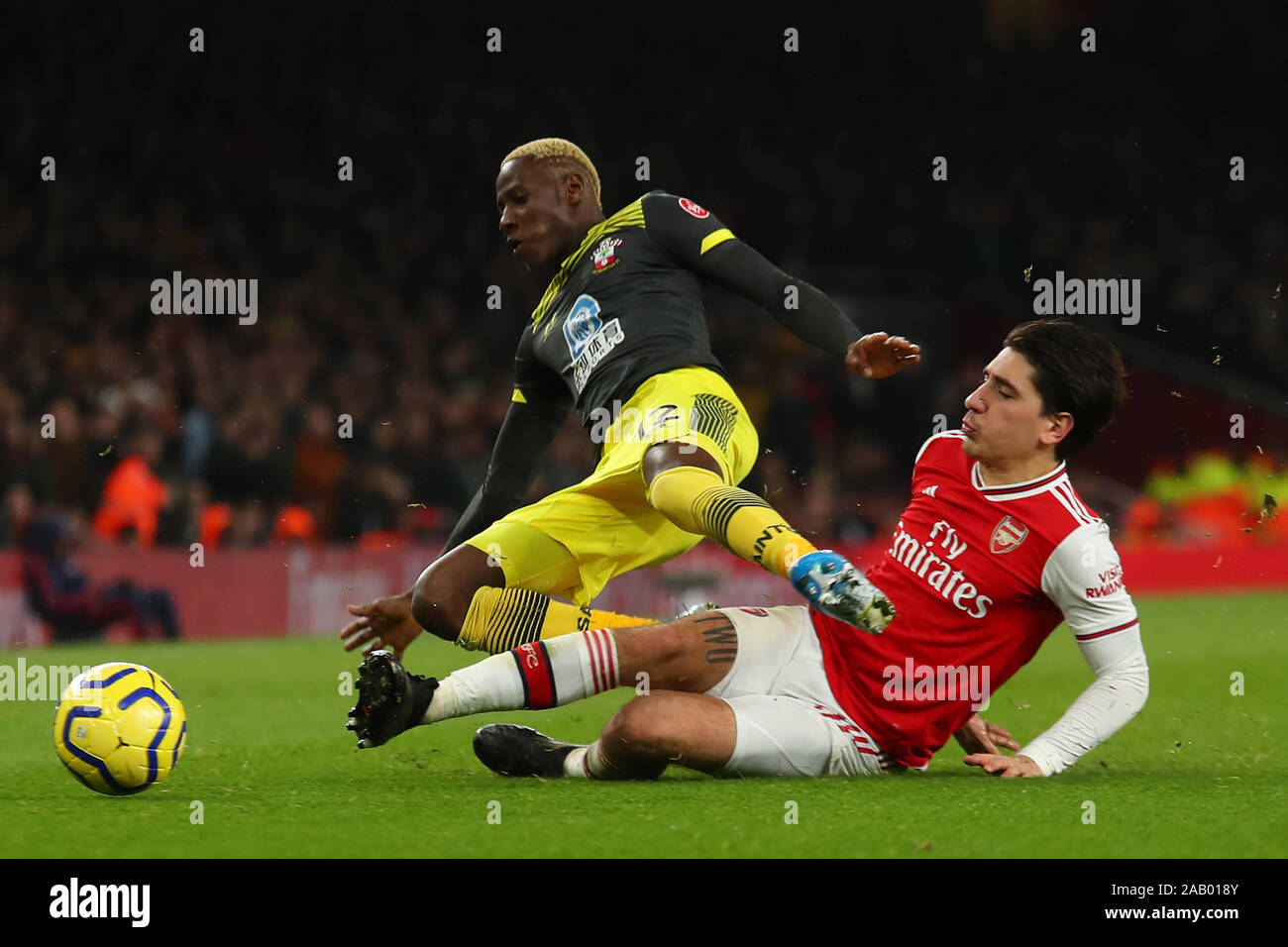Londra, Regno Unito, 23 novembre. Southampton il centrocampista Moussa Djenepo e dell'Arsenal defender Hector Bellerin durante la Premier League inglese essere Foto Stock