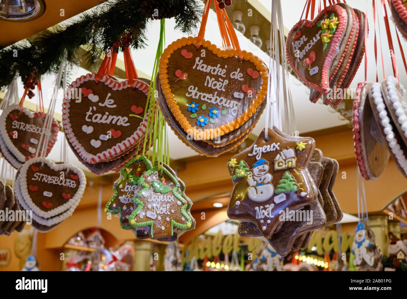 Gingerbread cookies in forma di cuori e stelle pendenti da stallo con messaggi di Natale, amore e a Strasburgo in Sessione plenaria a Strasburgo dal Mercatino di Natale Foto Stock
