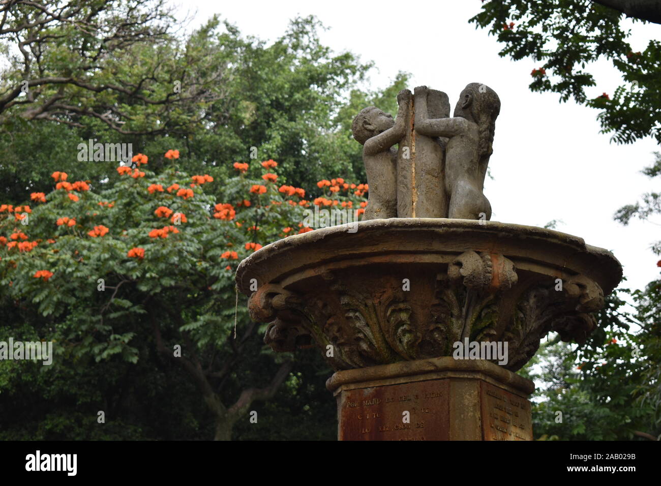 La vecchia fontana nel Jardin del Carmen, un parco sulla base di un vecchio convento a Guadalajara, Messico. Foto Stock