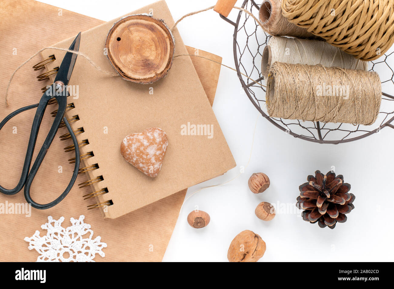 Confezione regalo rifiuti zero. Eco-friendly notebook, carta riciclata carta di avvolgimento, stringhe di naturale. Eco regali. Foto Stock