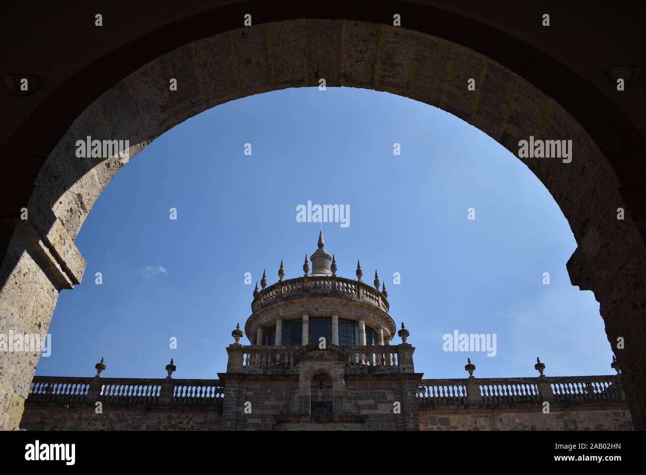 La cappella di Hospicios Cabañas a Guadalajara, Jalisco, Messico, un antico ospedale e orfanotrofio, incorniciato da l'arco d'ingresso. Foto Stock