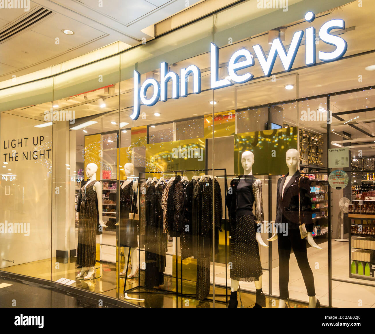 John Lewis Store natale e Venerdì nero window display.UK Foto Stock