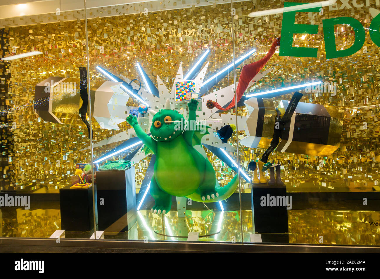 John Lewis Store natale e Venerdì nero window display.UK Foto Stock