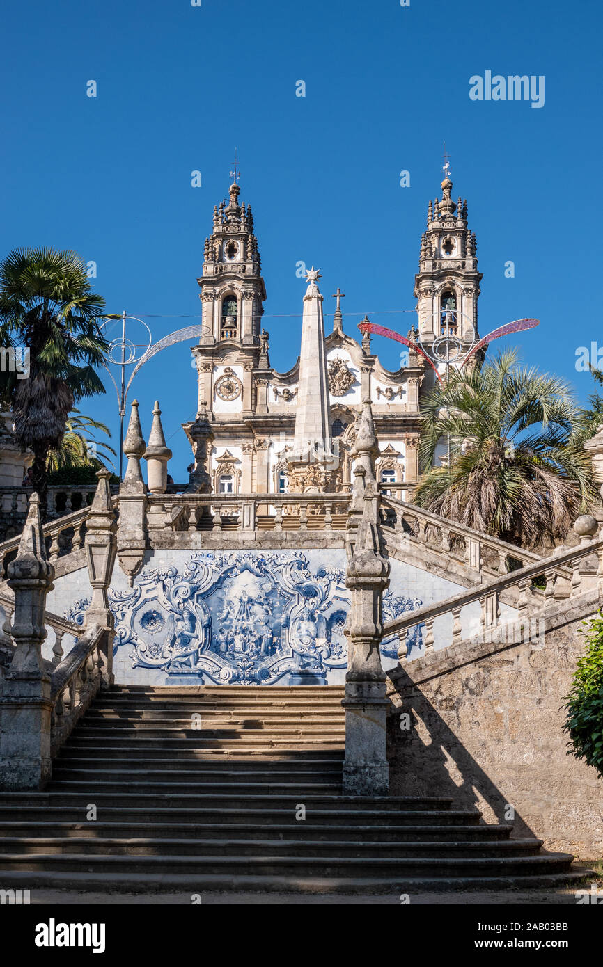 Molti set di scale in la scalinata barocca del Santuario de Nossa Senhora dos Remedios chiesa Foto Stock