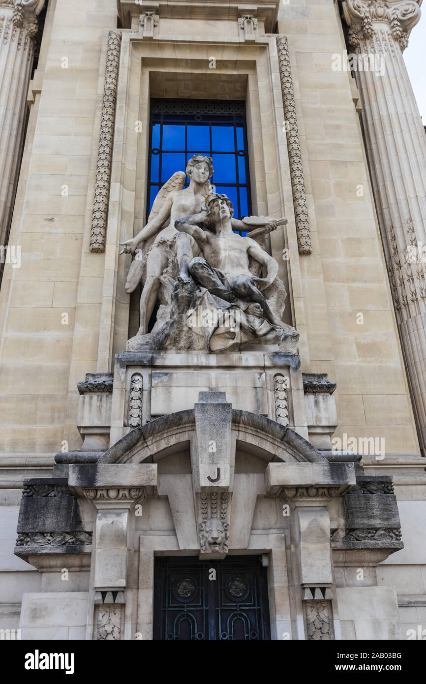 Una delle sculture allegoriche gruppi alla facciata del Grand Palais di Parigi Foto Stock