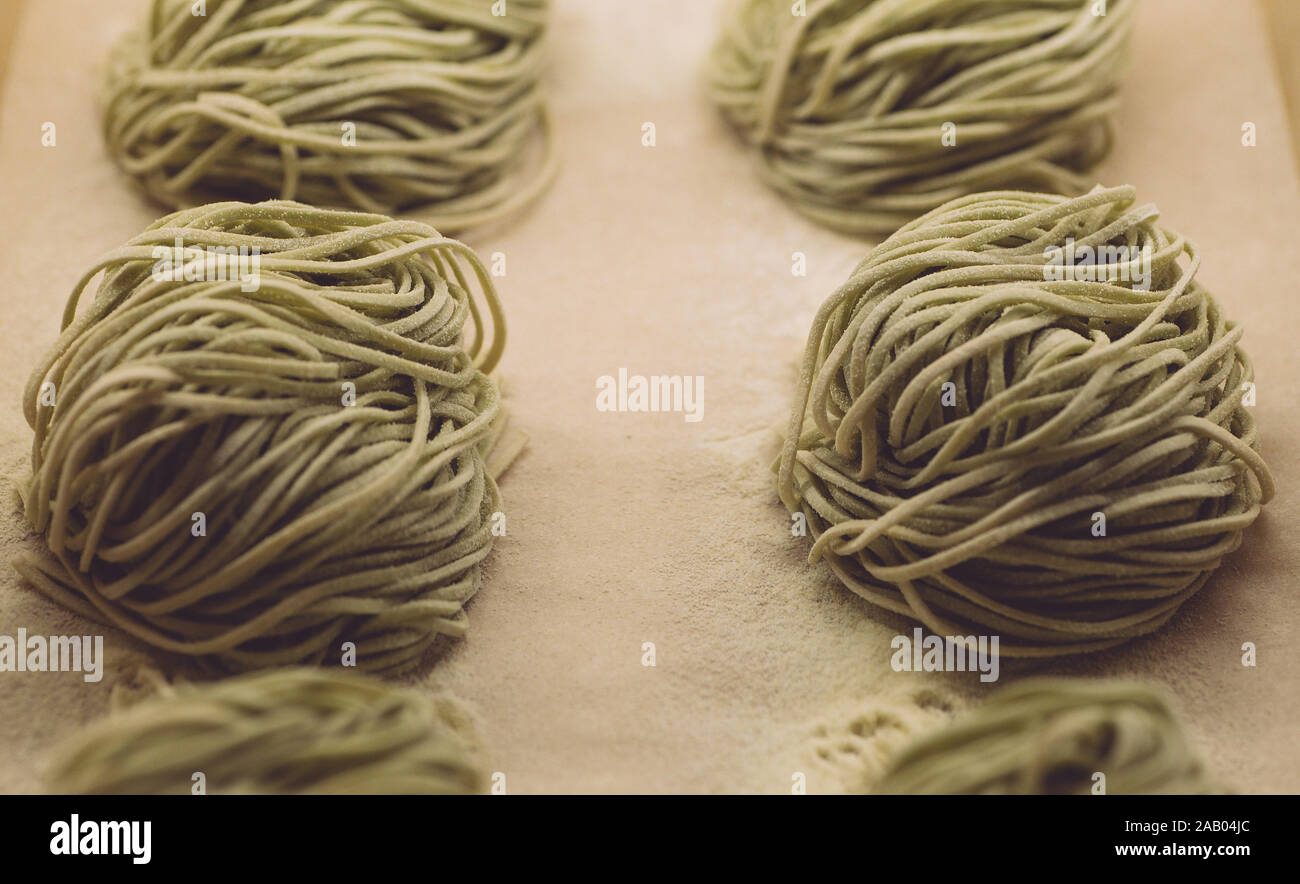 Pasta fresca (spinaci Spaghetti) in stile classico su sfondo bianco. La cucina casalinga. Foto Stock