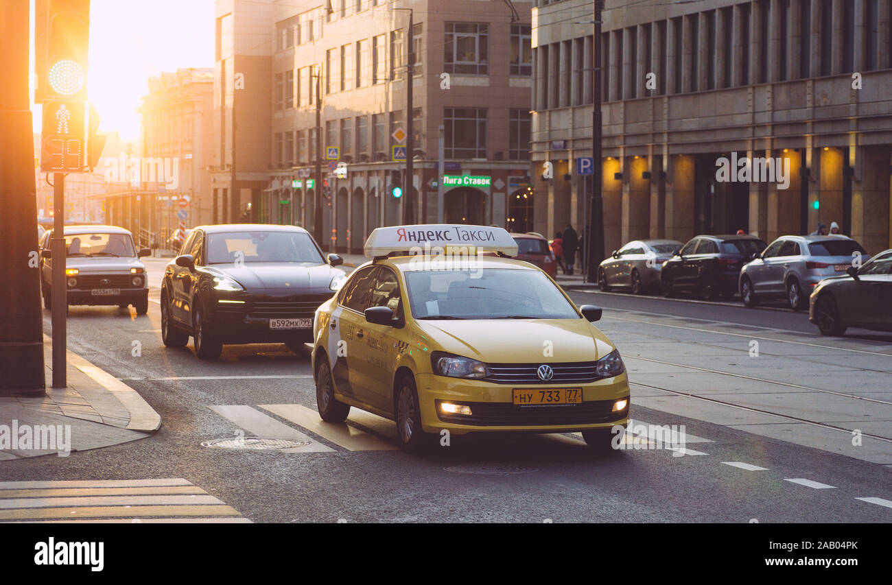 Mosca, Russia - 27 Maggio 2019: Yandex Taxi auto vicino al centro di Mosca sulla Tverskaya Street. Foto Stock